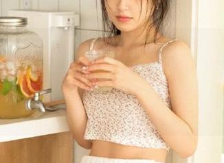 有时我会想，观看完“17吃瓜网”，是不是也成了某种“吃瓜群众”？