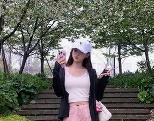 访问51cg网址，感觉自己仿佛在一场无尽的八卦派对里。