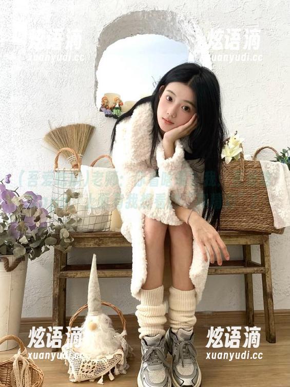 老师：你看啥呢？我：吾爱吃瓜app，上面有我想看的“真精彩”！